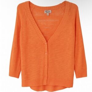 Sweater with buttons and a 3/4 sleeve